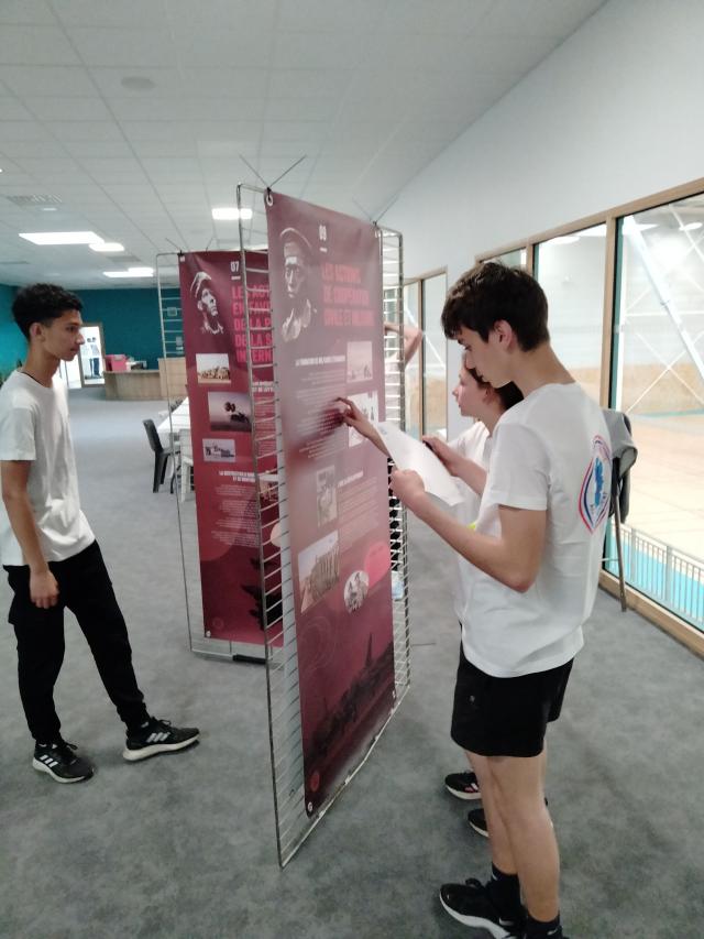 Jeunes cherchant des réponses au quiz